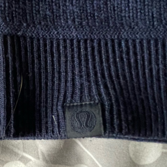 Lululemon Merino Wool Sweater. Rarely worn by my daughters loser ex-boyfriend - Picture 7 of 10
